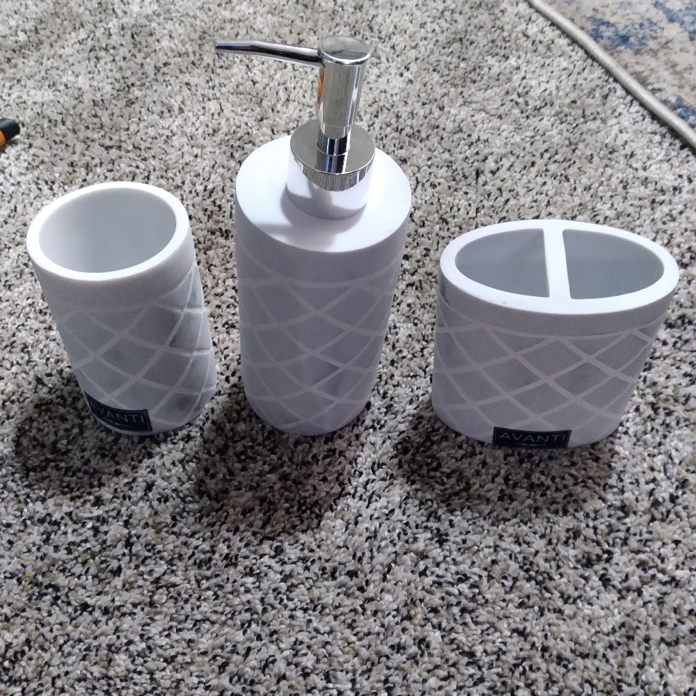 3 piece Avanti bathroom set